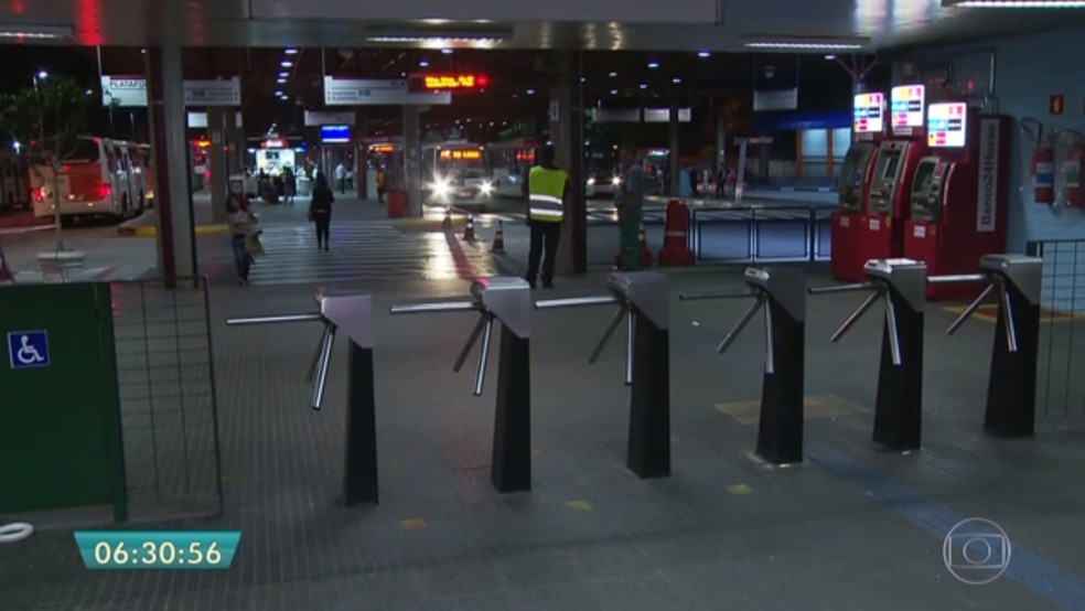 Terminais da região metropolitana de São Paulo vão exigir o pagamento de R$ 1 de entrada na estrutura a partir de domingo (8); é a chamada 'tarifa de acesso' (Foto: Reprodução/TV Globo)
