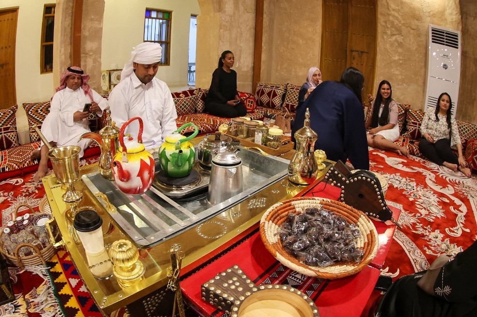 Visitantes bebem gahwa tradicional na casa cultural Embrace Doha, na capital do Catar, em setembro de 2022. — Foto: KARIM JAAFAR / AFP