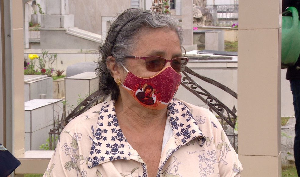 Teresa dos Santos, tem a data como uma tradição e todos os anos vai ao cemitério visitar os entes queridos — Foto: Imagem: Reprodução/Rede Amazônica