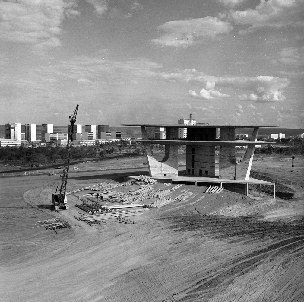 Construção da Torre de TV de Brasília, em 1958 (Foto: Arquivo público do DF/Reprodução)