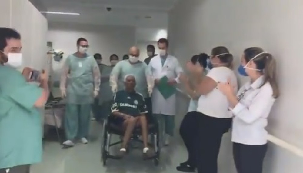 Jogadores palmeirenses homenageiam torcedor aplaudido após se curar do Covid-19