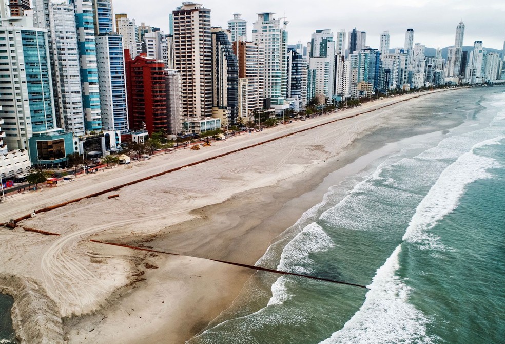 Obra de alargamento da faixa de areia da Praia Central de Balneário Camboriú no início de outubro — Foto: PMBC/Divulgação