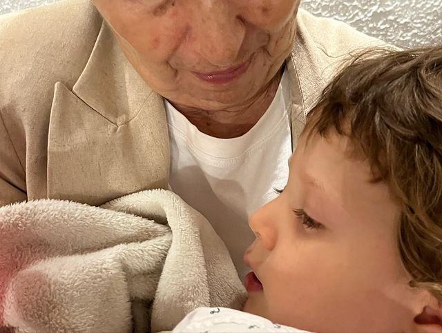 Mãe de Letícia Colin com o neto, Uri — Foto: Reprodução/Instagram