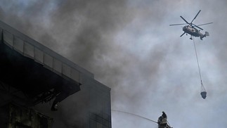Bombeiros trabalham para extinguir um incêndio em um prédio comercial em Moscou, na Rússia, em 3 de junho de 2022 — Foto: Kirill KUDRYAVTSEV / AFP