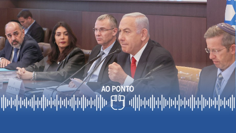 Primeiro-ministro de Israel, Benjamin Netanyahu (2ª da direita para a esquerda) conduz reunião ministerial em Jerusalém