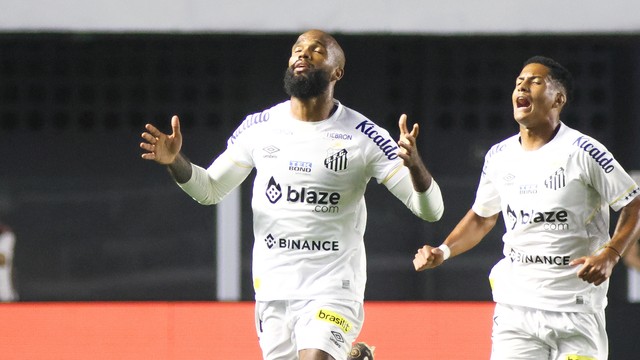 Messias comemora gol em Santos x Botafogo-SP