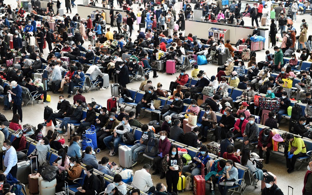 Viajantes são vistos na estação de trem Hankou Railway Station após o fim das restrições de viagem na província de Hubei, na China, primeiro epicentro da pandemia de coronavírus, na quarta-feira (8) — Foto: Reuters/Stringer  