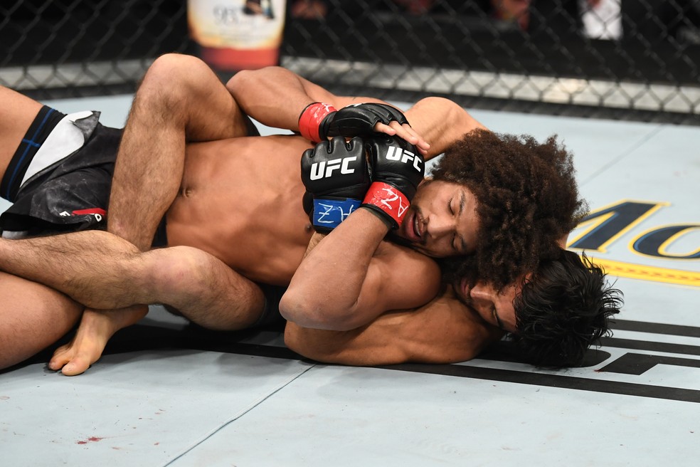 Kron Gracie pega as costas de Alex Caceres e trabalha em busca do mata-leão no UFC Phoenix — Foto: Getty Images