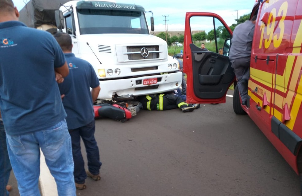 Unidade Resgate do Corpo de Bombeiros fez o atendimento à vítima, que também ficou embaixo do caminhão — Foto: Rodrigo Mota/Arquivo pessoal