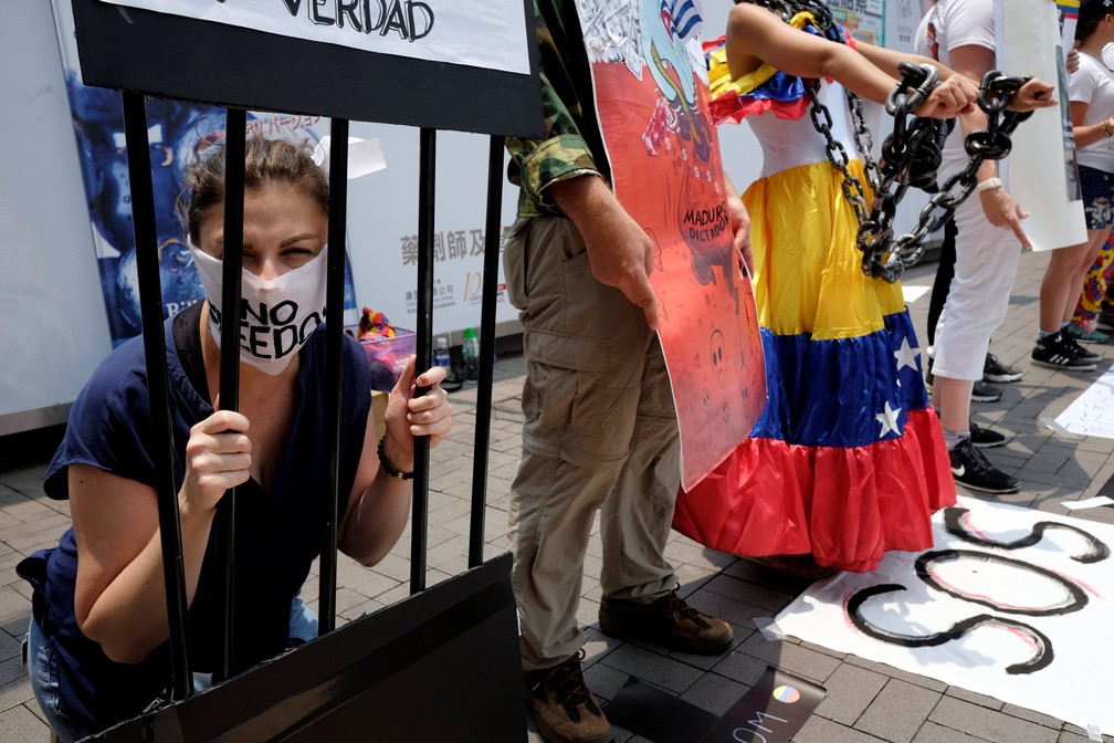 Venezuelanos em Hong Kong, na China, participam da ação chamada 