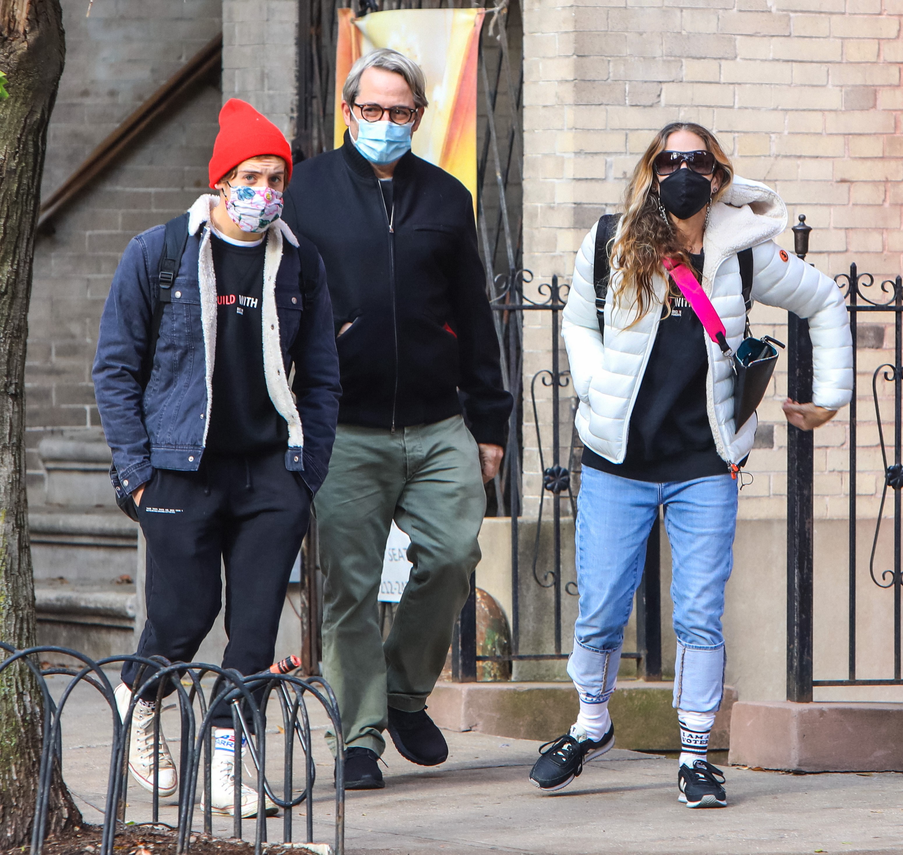 Sarah Jessica Parker foi clicada com Matthew Broderick e o filho do casal, James, em Nova York (Foto: Getty Images)