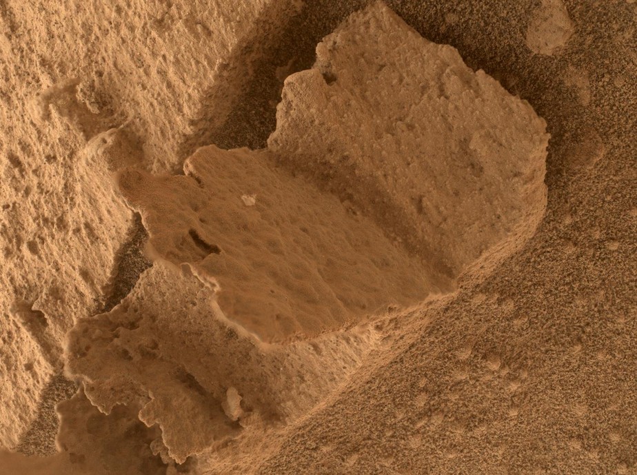 Formação detectada pelo instrumento Mars Hand Lens Imager (MAHLI) se assemelha a um livro aberto