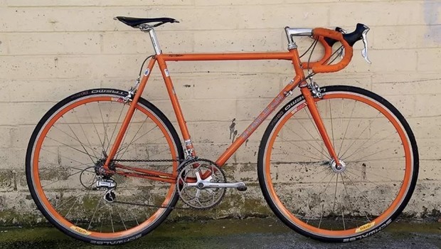A bicicleta laranja de Tom levou a polícia até ele após 26 roubos (Foto: SCOTT CROSBY via BBC)