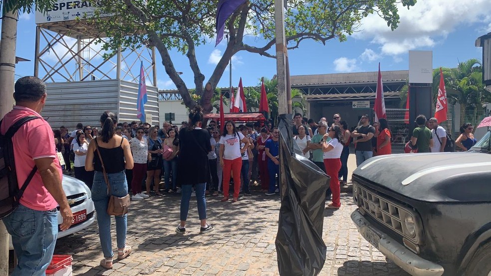 Servidores da Saúde de Natal fazem manifestação no primeiro dia de greve da categoria, esta segunda-feira (2), na UPA de Cidade da Esperança. — Foto: Mariana Rocha/Inter TV Cabugi