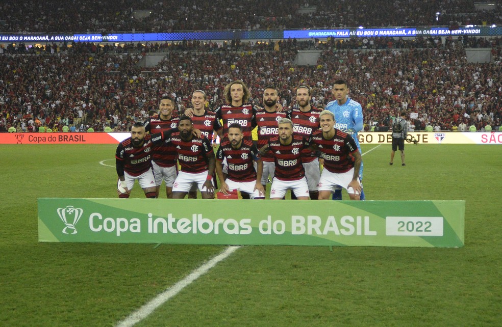 Time do Flamengo posado antes da semifinal da Copa do Brasil contra o São Paulo — Foto: André Durão / ge