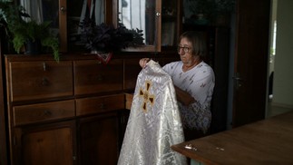 Lidia Schinkovic, 77, costureira, segura um manto de padre no Instituto de Catequistas Sagrado Coração de Jesus em PrudentópolisReuters