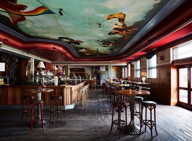 Um bar possui o teto pintado em afresco, para lembrar obras de arte seculares (Foto: Dezeen/ Reprodução)