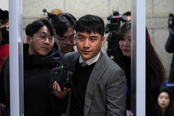 O músico Seungri chegando para sessão de seu julgamento  (Foto: Getty Images)