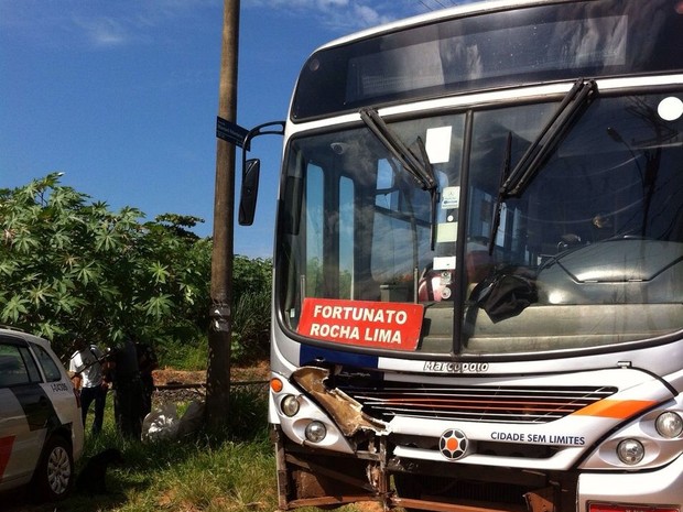 Ônibus atingiu a máquina que fazia manutenção nos trilhos (Foto: Suéllen Rosim/ TV TEM )