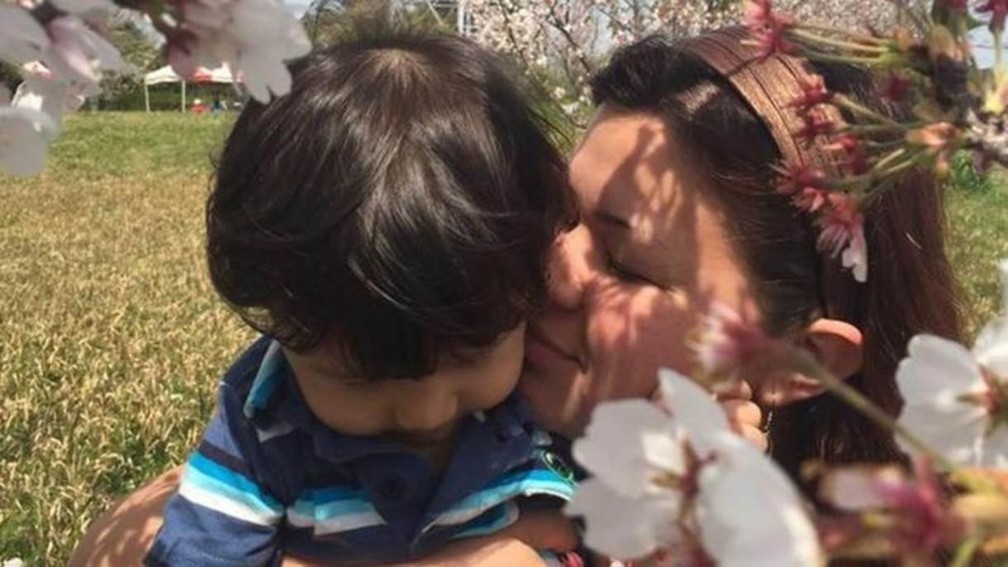 A paulista Alessandra Higashi, de 38 anos, está há 17 no Japão; antes de ser diagnosticada com depressão, ela começava seu dia às 6h e o terminava, por vezes, à meia-noite — Foto: Arquivo pessoal/via BBC