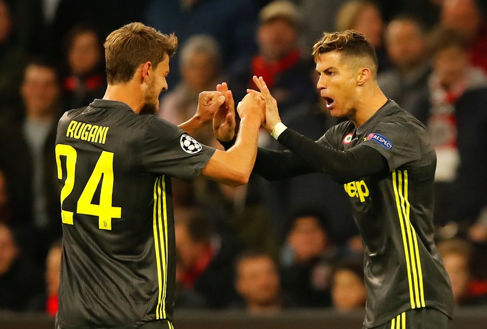Cristiano Ronaldo e Rugani comemoram gol da Juventus contra o Ajax — Foto: REUTERS/Wolfgang Rattay 