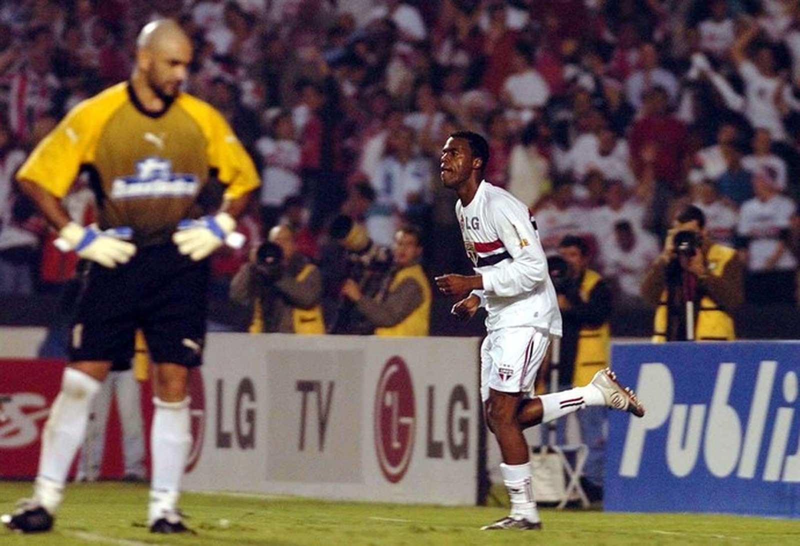 Ex-atacante oficializa aposentadoria e relembra trajetória que o fez deixar de ser um vendedor de saco de lixo para virar astro mundial