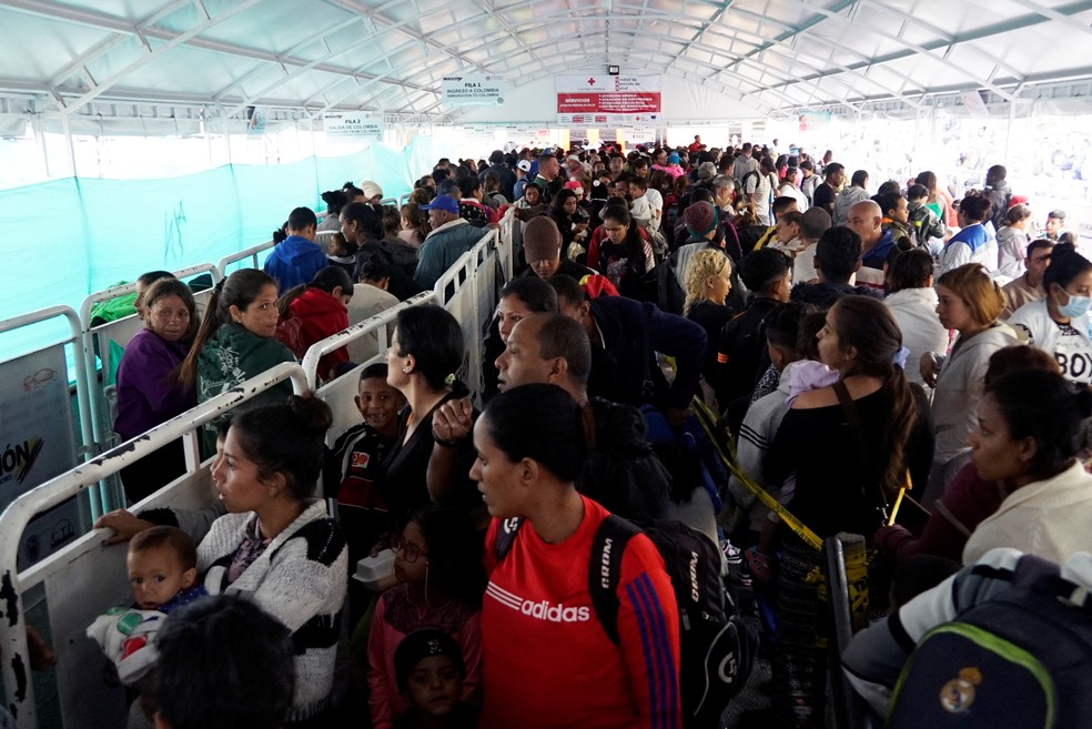 Venezuelanos fazem fila na fronteira entre Equador e Colômbia para tentarem chegar ao Peru — Foto: Daniel Tapia / Reuters