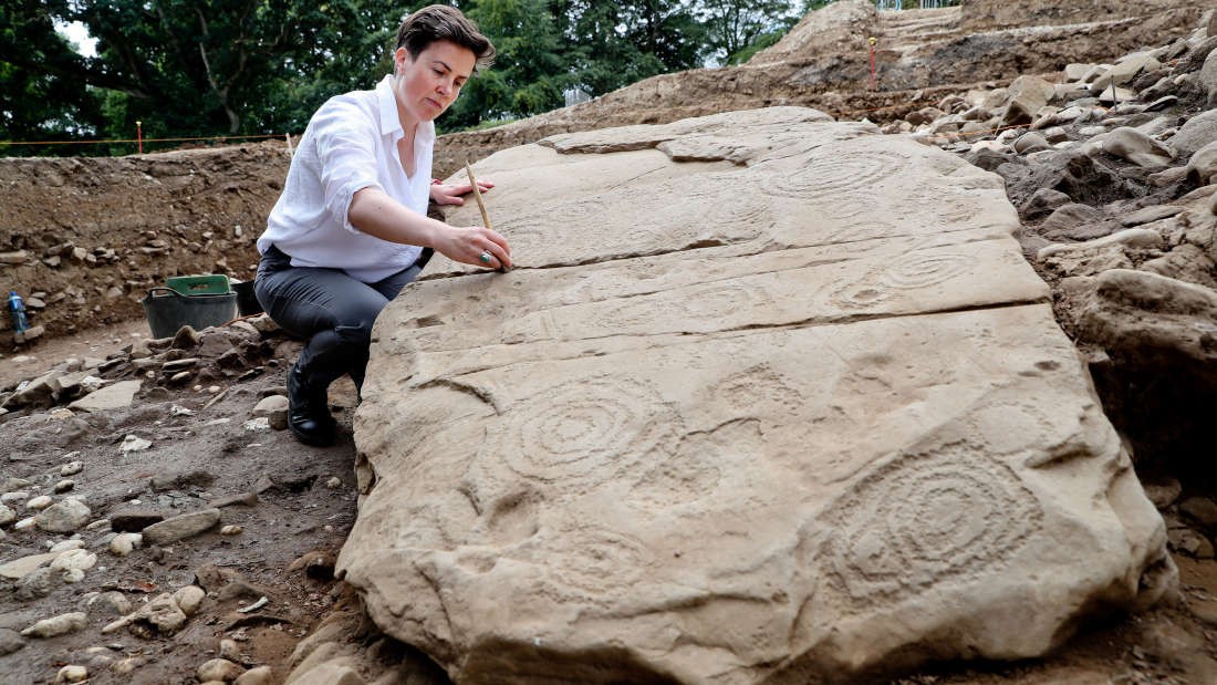 Arqueólogos trabalham no estudo da tumba (Foto: Divulgação/University College Dublin )