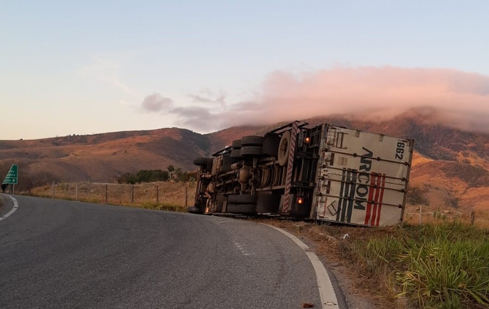 Acidente na BR-259 em Governador Valadares  — Foto: Redes sociais 