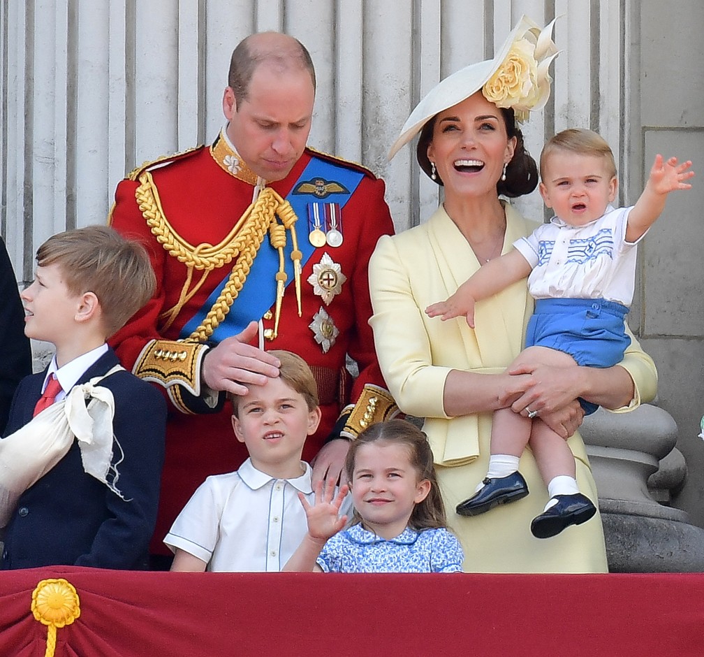 Principe Louis Faz Primeira Aparicao Oficial Em Evento De Aniversario Da Rainha Elizabeth Ii Mundo G1
