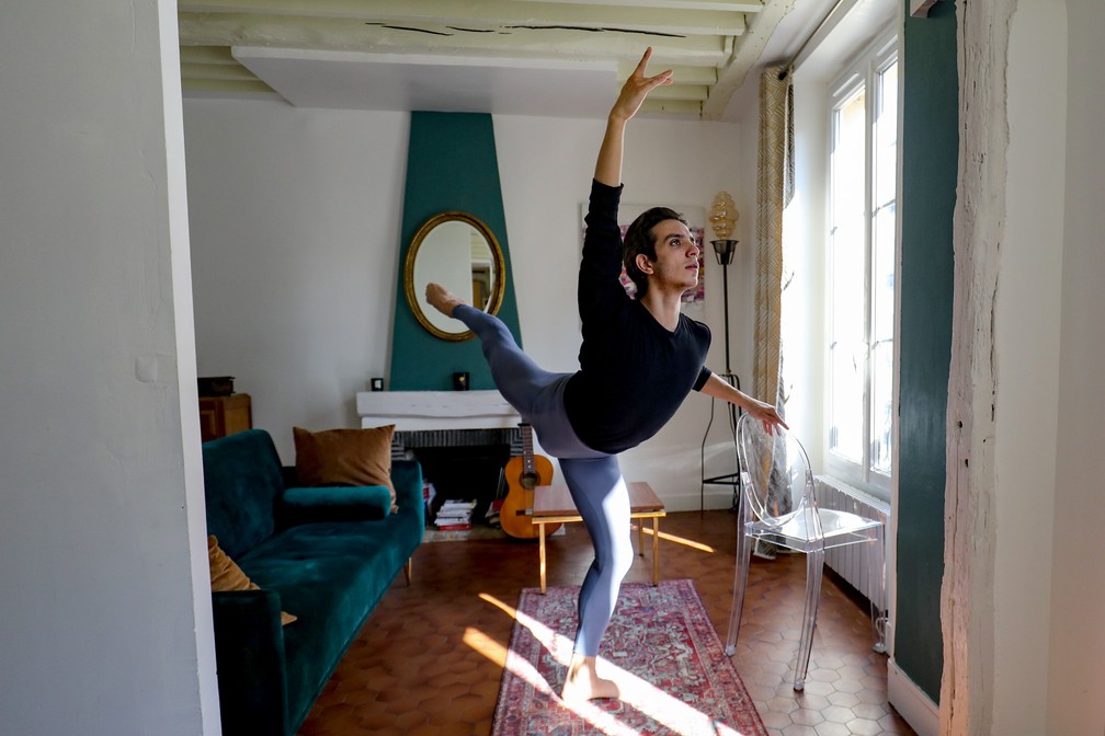 O principal dançarino do Paris Opera Ballet Francesco Mura treina em sua casa, em Paris, durante o isolamento para impedir a propagação do COVID-19 (novo coronavírus) na França  — Foto:  Ludovic Marin/AFP