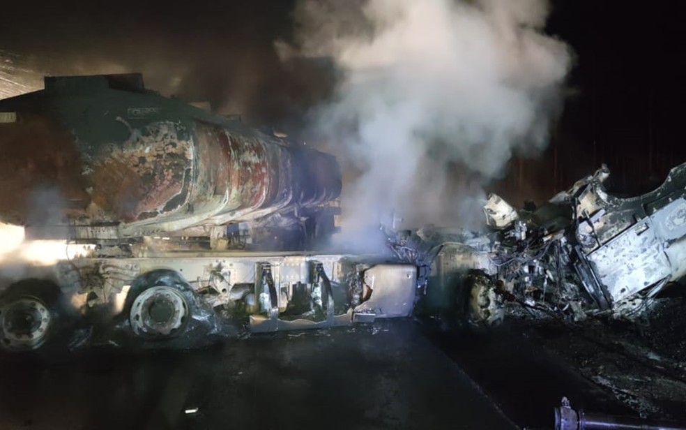 Carreta carregada com gasolina pega fogo e motorista é socorrido em meio às chamas na Fernão Dias, em MG — Foto: Corpo de Bombeiros