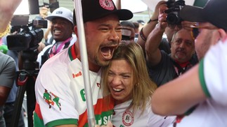 Integrantes da Mocidade Alegre comemoram o título — Foto: Celso Tavares/g1