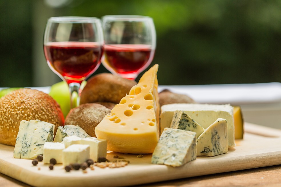Consumo de queijos e vinho tinto está associado a um efeito protetor contra o declínio cognitivo — Foto: IStock