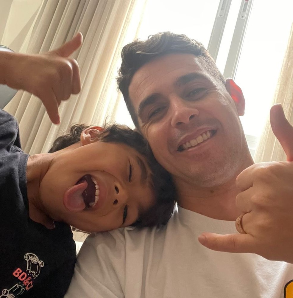 Oscar postou foto com o filho em rede social neste domingo &mdash; Foto: Reprodu&ccedil;&atilde;o