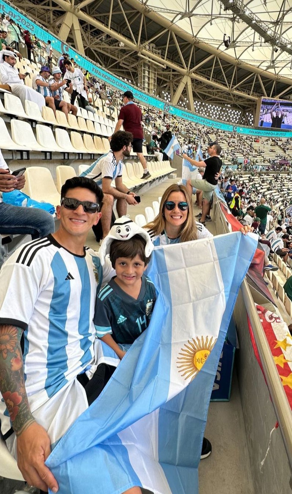 German Cano ao lado da esposa e do filho na estreia da Argentina na Copa do Mundo — Foto: Reprodução / Instagram