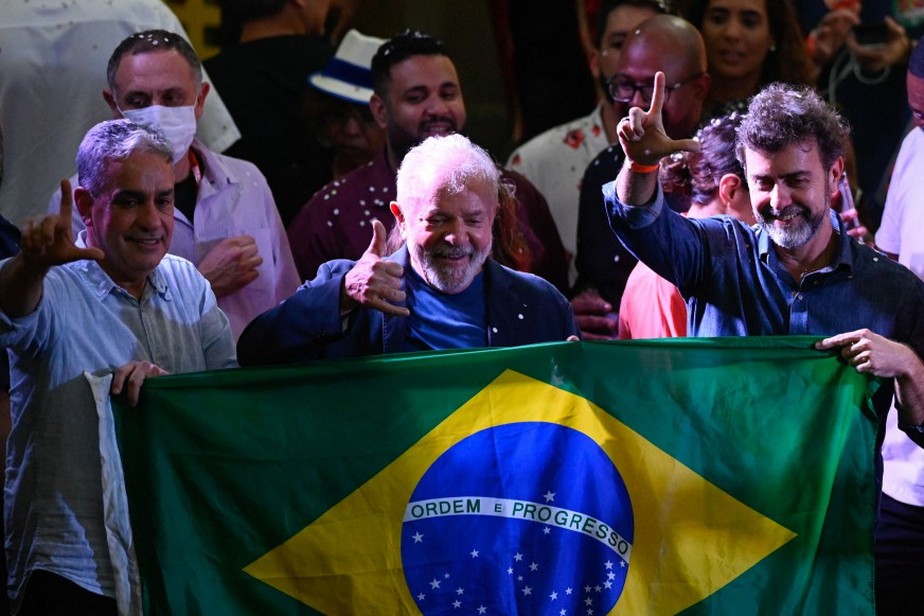 No Rio, ex-presidente Lula esteve em ato com representantes do samba, ao lado de André Ceciliano (à esquerda) e de Marcelo Freixo (à direita)