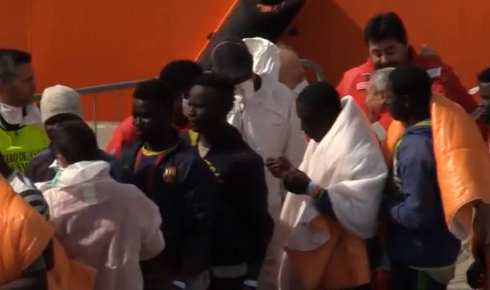 Quase 1.300 imigrantes chegam à Sicília após serem resgatados no Mediterrâneo (Foto: Reuters)