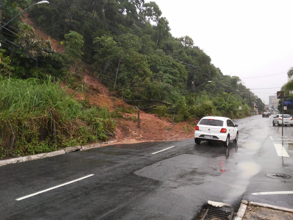 Deslizamento de encosta no bairro do Cabo Branco, em João Pessoa — Foto: Antônio Vieira/TV Cabo Branco