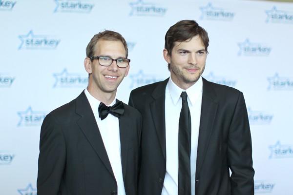 Michael Kucker e Ashton Kutcher (Foto: Getty Images)