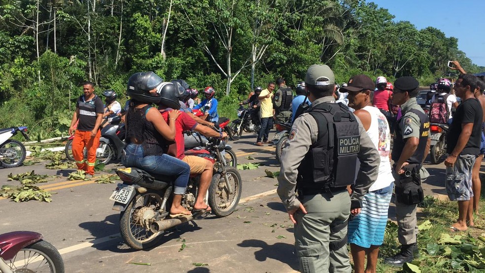 Moradores reivindicaram melhorias em ramal e fecham rodovia no interior do Acre — Foto: Gledisson Albano/Rede Amazônica Acre 