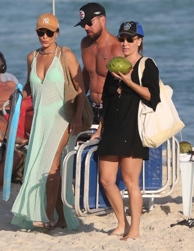 Juliana Paes curte praia com marido e filhos (Foto: Fabricio Pioyani /Agnews)