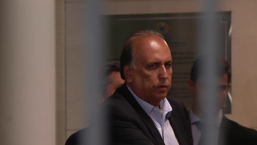 Pezão na saída da Justiça Federal após interrogatório na última segunda-feira (2) — Foto: Reprodução/TV Globo
