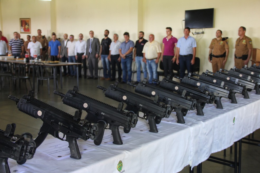 PM de Jacarezinho recebe 18 novas submetralhadoras; 10 foram doadas pela comunidade — Foto: PM-PR/Divulgação