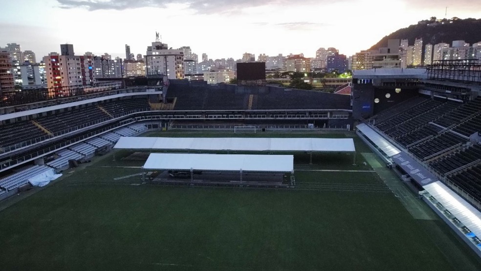 Estrutura para o velório de Pelé  começou a ser montada no centro do estádio Urbano Caldeira, a Vila Belmiro. Imagem feita no sábado, dia 24 — Foto: g1 Santos