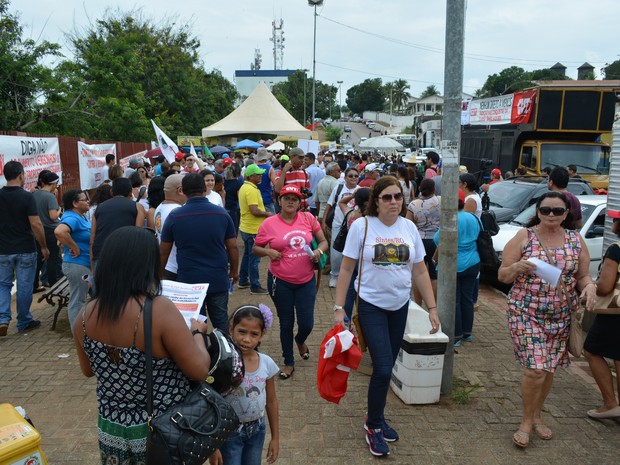 Servidores se reuniram na Praça da Estrada de Ferro Madeira Mamoré, para realizar passeata contr a PEC do teton de gastos em Rondônia (Foto: Hosana Morais/G1)