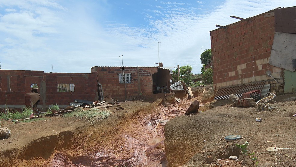 Casas ficam destruídas após bacia de contenção transbordar no Sol Nascente, no DF — Foto: TV Globo/Reprodução