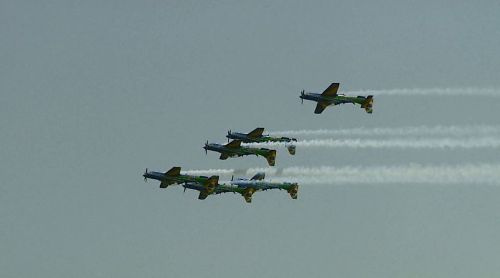 Esquadrilha da Fumaça apresentou manobras, como voo invertido e desenho de coração no céu — Foto: Ely Venancio/EPTV