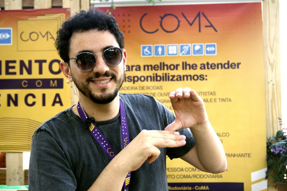 Trabalhador com deficiência do Festival CoMA — Foto: Luíza Spíndola/Divulgação