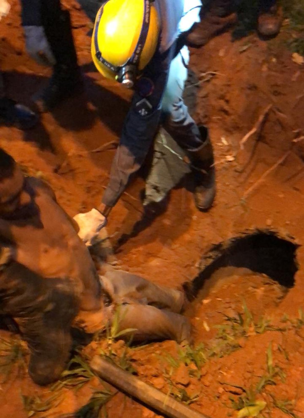 Suspeito precisou de ajuda para sair da manilha — Foto: Corpo de Bombeiros/Divulgação